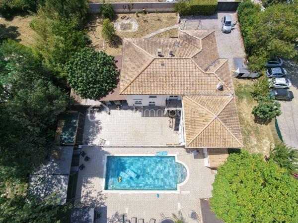 Implantée dans un environnement calme et verdoyant, à seulement quelques minutes des commodités, venez découvrir cette propriété d'environ 260 m² édifiée sur une magnifique parcelle de plus de 1 800 m².

La maison principale se compose de la manière suivante :
À l’étage, vous découvrirez une belle pièce de vie baignée de lumière, offrant un séjour convivial avec cuisine ouverte, idéale pour recevoir famille et amis. Ce niveau accueille également une agréable suite parentale avec sa salle d’eau privative.
La maison se poursuit au rez-de-chaussée, l’espace nuit se compose de deux chambres, d’une salle d’eau avec espace buanderie, d’un WC indépendant ainsi que de nombreux espaces de rangement.

Toujours au rez-de-chaussée, deux logements indépendants viennent compléter le bien :
- Un studio avec kitchenette, salle d’eau et WC.
- Un appartement T2 entièrement rénové, prêt à être occupé ou exploité en location.

Les extérieurs offrent un véritable espace de détente et un potentiel incroyable. Vous profiterez d’une grande piscine, d’un jacuzzi extérieur, d’une cuisine d’été ainsi que de plusieurs espaces de vie distincts, pensés pour partager des moments conviviaux en famille ou entre amis.

La villa est équipée de climatisations, menuiseries en PVC double vitrage et volets roulants électriques.
La villa est sur forage et fosse septique indépendante. 

Cette propriété se distingue par son environnement recherché, sa configuration rare et ses nombreuses possibilités : résidence principale, projet familial ou investissement locatif.
Une opportunité rare sur la commune de Fabrègues.
Pour plus d’informations ou organiser une visite, contactez-moi dès maintenant !

----