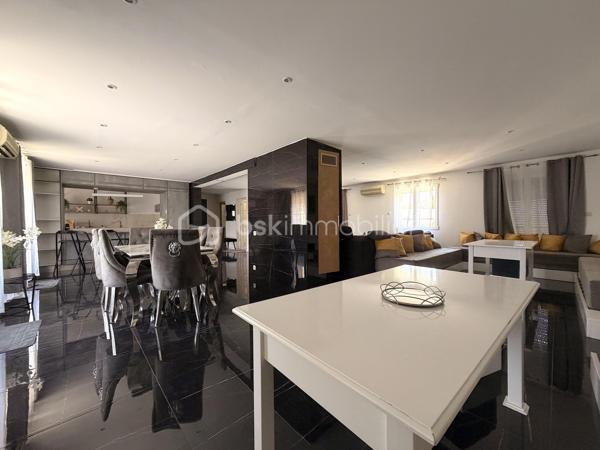 Implantée dans un environnement calme et verdoyant, à seulement quelques minutes des commodités, venez découvrir cette propriété d'environ 260 m² édifiée sur une magnifique parcelle de plus de 1 800 m².

La maison principale se compose de la manière suivante :
À l’étage, vous découvrirez une belle pièce de vie baignée de lumière, offrant un séjour convivial avec cuisine ouverte, idéale pour recevoir famille et amis. Ce niveau accueille également une agréable suite parentale avec sa salle d’eau privative.
La maison se poursuit au rez-de-chaussée, l’espace nuit se compose de deux chambres, d’une salle d’eau avec espace buanderie, d’un WC indépendant ainsi que de nombreux espaces de rangement.

Toujours au rez-de-chaussée, deux logements indépendants viennent compléter le bien :
- Un studio avec kitchenette, salle d’eau et WC.
- Un appartement T2 entièrement rénové, prêt à être occupé ou exploité en location.

Les extérieurs offrent un véritable espace de détente et un potentiel incroyable. Vous profiterez d’une grande piscine, d’un jacuzzi extérieur, d’une cuisine d’été ainsi que de plusieurs espaces de vie distincts, pensés pour partager des moments conviviaux en famille ou entre amis.

La villa est équipée de climatisations, menuiseries en PVC double vitrage et volets roulants électriques.
La villa est sur forage et fosse septique indépendante. 

Cette propriété se distingue par son environnement recherché, sa configuration rare et ses nombreuses possibilités : résidence principale, projet familial ou investissement locatif.
Une opportunité rare sur la commune de Fabrègues.
Pour plus d’informations ou organiser une visite, contactez-moi dès maintenant !

----