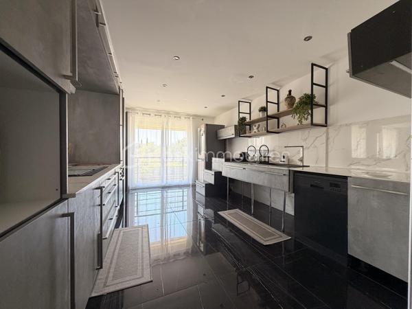 Implantée dans un environnement calme et verdoyant, à seulement quelques minutes des commodités, venez découvrir cette propriété d'environ 260 m² édifiée sur une magnifique parcelle de plus de 1 800 m².

La maison principale se compose de la manière suivante :
À l’étage, vous découvrirez une belle pièce de vie baignée de lumière, offrant un séjour convivial avec cuisine ouverte, idéale pour recevoir famille et amis. Ce niveau accueille également une agréable suite parentale avec sa salle d’eau privative.
La maison se poursuit au rez-de-chaussée, l’espace nuit se compose de deux chambres, d’une salle d’eau avec espace buanderie, d’un WC indépendant ainsi que de nombreux espaces de rangement.

Toujours au rez-de-chaussée, deux logements indépendants viennent compléter le bien :
- Un studio avec kitchenette, salle d’eau et WC.
- Un appartement T2 entièrement rénové, prêt à être occupé ou exploité en location.

Les extérieurs offrent un véritable espace de détente et un potentiel incroyable. Vous profiterez d’une grande piscine, d’un jacuzzi extérieur, d’une cuisine d’été ainsi que de plusieurs espaces de vie distincts, pensés pour partager des moments conviviaux en famille ou entre amis.

La villa est équipée de climatisations, menuiseries en PVC double vitrage et volets roulants électriques.
La villa est sur forage et fosse septique indépendante. 

Cette propriété se distingue par son environnement recherché, sa configuration rare et ses nombreuses possibilités : résidence principale, projet familial ou investissement locatif.
Une opportunité rare sur la commune de Fabrègues.
Pour plus d’informations ou organiser une visite, contactez-moi dès maintenant !

----