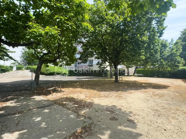 À Évry Village, dans un environnement calme et recherché,
À proximité immédiate des écoles, du collège, des commerces, des transports et des commodités,
Les gares Évry-Val de Seine et Évry-Courcouronnes (RER D et tram T12 vers Massy TGV) sont à 10 minutes en bus et permettent de rejoindre Paris-Gare-de-Lyon en 40 minutes.

Venez découvrir ce charmant appartement de 4 pièces et 3 chambres de 78 m², en très bon état, avec loggia de 4 m² et jardin filant.

Vous serez accueilli par un vaste espace de vie ouvert de plus de 35 m², composé :
* d’une entrée avec placards,
* d’un salon lumineux avec de grandes baies vitrées donnant sur le parc de la résidence,
* ainsi que d’une cuisine ouverte et équipée avec îlot central.

Un dégagement avec double-dressing mène au « coin nuit » et dessert 3 chambres avec penderie, des toilettes séparées et une salle de bains récente avec fenêtre.
Vous bénéficierez également d’une loggia fermée de 4 m², actuellement aménagée en buanderie,
Ainsi que d’un bel extérieur : un jardin filant faisant le tour de l’appartement, pour une superficie totale de + de 30 m² !

Au sein d’une résidence de 1974, bien entretenue, calme et sécurisée, avec digicode, interphone et local à vélos,
ainsi qu’un grand parc privatif entièrement clôturé où les enfants jouent en toute sécurité !
Les charges de copropriété sont de 245 € par mois et comprennent notamment le chauffage par réseau de chaleur urbain (géothermie), l’eau chaude et l’eau froide.
À noter : la copropriété est bien gérée avec un budget confortable. Les comptes excédentaires permettent aux propriétaires actuels (famille de 4 personnes) de bénéficier régulièrement d’un remboursement de plus de 20 % des charges annuelles !

Un grand parking, situé juste à côté de la copropriété, permet de stationner plusieurs véhicules au quotidien. 
Des places de parking sécurisées et à proximité sont également disponibles à la location pour moins de 30 € par mois.

Demandez l’accès à notre visite virtuelle pour une première découverte de ce bien coup de cœur !!

L’aménagement optimal, le bon état général de l’appartement, la loggia, l’espace extérieur ainsi que la qualité de la résidence font de cet appartement un investissement rentable et/ou un cocon idéal pour une famille.
À votre entière disposition 7 jours sur 7.