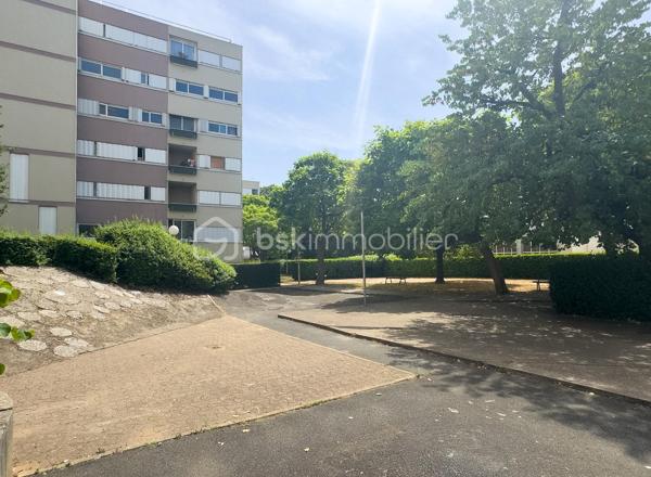 À Évry Village, dans un environnement calme et recherché,
À proximité immédiate des écoles, du collège, des commerces, des transports et des commodités,
Les gares Évry-Val de Seine et Évry-Courcouronnes (RER D et tram T12 vers Massy TGV) sont à 10 minutes en bus et permettent de rejoindre Paris-Gare-de-Lyon en 40 minutes.

Venez découvrir ce charmant appartement de 4 pièces et 3 chambres de 78 m², en très bon état, avec loggia de 4 m² et jardin filant.

Vous serez accueilli par un vaste espace de vie ouvert de plus de 35 m², composé :
* d’une entrée avec placards,
* d’un salon lumineux avec de grandes baies vitrées donnant sur le parc de la résidence,
* ainsi que d’une cuisine ouverte et équipée avec îlot central.

Un dégagement avec double-dressing mène au « coin nuit » et dessert 3 chambres avec penderie, des toilettes séparées et une salle de bains récente avec fenêtre.
Vous bénéficierez également d’une loggia fermée de 4 m², actuellement aménagée en buanderie,
Ainsi que d’un bel extérieur : un jardin filant faisant le tour de l’appartement, pour une superficie totale de + de 30 m² !

Au sein d’une résidence de 1974, bien entretenue, calme et sécurisée, avec digicode, interphone et local à vélos,
ainsi qu’un grand parc privatif entièrement clôturé où les enfants jouent en toute sécurité !
Les charges de copropriété sont de 245 € par mois et comprennent notamment le chauffage par réseau de chaleur urbain (géothermie), l’eau chaude et l’eau froide.
À noter : la copropriété est bien gérée avec un budget confortable. Les comptes excédentaires permettent aux propriétaires actuels (famille de 4 personnes) de bénéficier régulièrement d’un remboursement de plus de 20 % des charges annuelles !

Un grand parking, situé juste à côté de la copropriété, permet de stationner plusieurs véhicules au quotidien. 
Des places de parking sécurisées et à proximité sont également disponibles à la location pour moins de 30 € par mois.

Demandez l’accès à notre visite virtuelle pour une première découverte de ce bien coup de cœur !!

L’aménagement optimal, le bon état général de l’appartement, la loggia, l’espace extérieur ainsi que la qualité de la résidence font de cet appartement un investissement rentable et/ou un cocon idéal pour une famille.
À votre entière disposition 7 jours sur 7.