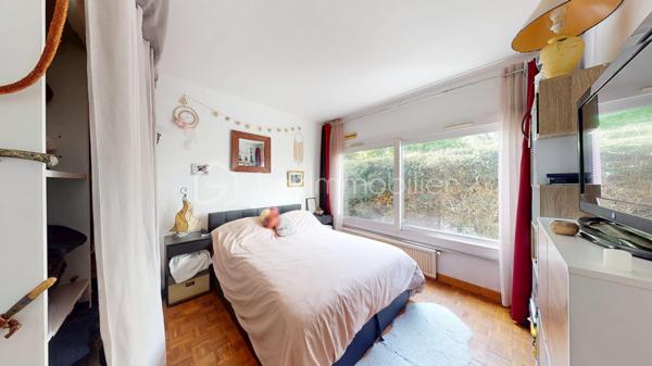 À Évry Village, dans un environnement calme et recherché,
À proximité immédiate des écoles, du collège, des commerces, des transports et des commodités,
Les gares Évry-Val de Seine et Évry-Courcouronnes (RER D et tram T12 vers Massy TGV) sont à 10 minutes en bus et permettent de rejoindre Paris-Gare-de-Lyon en 40 minutes.

Venez découvrir ce charmant appartement de 4 pièces et 3 chambres de 78 m², en très bon état, avec loggia de 4 m² et jardin filant.

Vous serez accueilli par un vaste espace de vie ouvert de plus de 35 m², composé :
* d’une entrée avec placards,
* d’un salon lumineux avec de grandes baies vitrées donnant sur le parc de la résidence,
* ainsi que d’une cuisine ouverte et équipée avec îlot central.

Un dégagement avec double-dressing mène au « coin nuit » et dessert 3 chambres avec penderie, des toilettes séparées et une salle de bains récente avec fenêtre.
Vous bénéficierez également d’une loggia fermée de 4 m², actuellement aménagée en buanderie,
Ainsi que d’un bel extérieur : un jardin filant faisant le tour de l’appartement, pour une superficie totale de + de 30 m² !

Au sein d’une résidence de 1974, bien entretenue, calme et sécurisée, avec digicode, interphone et local à vélos,
ainsi qu’un grand parc privatif entièrement clôturé où les enfants jouent en toute sécurité !
Les charges de copropriété sont de 245 € par mois et comprennent notamment le chauffage par réseau de chaleur urbain (géothermie), l’eau chaude et l’eau froide.
À noter : la copropriété est bien gérée avec un budget confortable. Les comptes excédentaires permettent aux propriétaires actuels (famille de 4 personnes) de bénéficier régulièrement d’un remboursement de plus de 20 % des charges annuelles !

Un grand parking, situé juste à côté de la copropriété, permet de stationner plusieurs véhicules au quotidien. 
Des places de parking sécurisées et à proximité sont également disponibles à la location pour moins de 30 € par mois.

Demandez l’accès à notre visite virtuelle pour une première découverte de ce bien coup de cœur !!

L’aménagement optimal, le bon état général de l’appartement, la loggia, l’espace extérieur ainsi que la qualité de la résidence font de cet appartement un investissement rentable et/ou un cocon idéal pour une famille.
À votre entière disposition 7 jours sur 7.