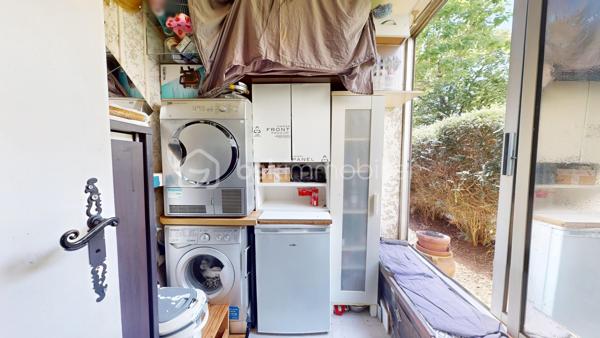 À Évry Village, dans un environnement calme et recherché,
À proximité immédiate des écoles, du collège, des commerces, des transports et des commodités,
Les gares Évry-Val de Seine et Évry-Courcouronnes (RER D et tram T12 vers Massy TGV) sont à 10 minutes en bus et permettent de rejoindre Paris-Gare-de-Lyon en 40 minutes.

Venez découvrir ce charmant appartement de 4 pièces et 3 chambres de 78 m², en très bon état, avec loggia de 4 m² et jardin filant.

Vous serez accueilli par un vaste espace de vie ouvert de plus de 35 m², composé :
* d’une entrée avec placards,
* d’un salon lumineux avec de grandes baies vitrées donnant sur le parc de la résidence,
* ainsi que d’une cuisine ouverte et équipée avec îlot central.

Un dégagement avec double-dressing mène au « coin nuit » et dessert 3 chambres avec penderie, des toilettes séparées et une salle de bains récente avec fenêtre.
Vous bénéficierez également d’une loggia fermée de 4 m², actuellement aménagée en buanderie,
Ainsi que d’un bel extérieur : un jardin filant faisant le tour de l’appartement, pour une superficie totale de + de 30 m² !

Au sein d’une résidence de 1974, bien entretenue, calme et sécurisée, avec digicode, interphone et local à vélos,
ainsi qu’un grand parc privatif entièrement clôturé où les enfants jouent en toute sécurité !
Les charges de copropriété sont de 245 € par mois et comprennent notamment le chauffage par réseau de chaleur urbain (géothermie), l’eau chaude et l’eau froide.
À noter : la copropriété est bien gérée avec un budget confortable. Les comptes excédentaires permettent aux propriétaires actuels (famille de 4 personnes) de bénéficier régulièrement d’un remboursement de plus de 20 % des charges annuelles !

Un grand parking, situé juste à côté de la copropriété, permet de stationner plusieurs véhicules au quotidien. 
Des places de parking sécurisées et à proximité sont également disponibles à la location pour moins de 30 € par mois.

Demandez l’accès à notre visite virtuelle pour une première découverte de ce bien coup de cœur !!

L’aménagement optimal, le bon état général de l’appartement, la loggia, l’espace extérieur ainsi que la qualité de la résidence font de cet appartement un investissement rentable et/ou un cocon idéal pour une famille.
À votre entière disposition 7 jours sur 7.