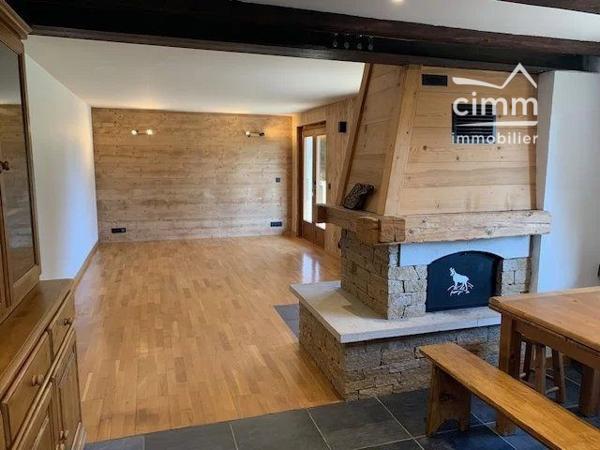 Nous vous proposons à la location, une maison individuelle d'environ 121m² sur les hauteurs de SALLANCHES.