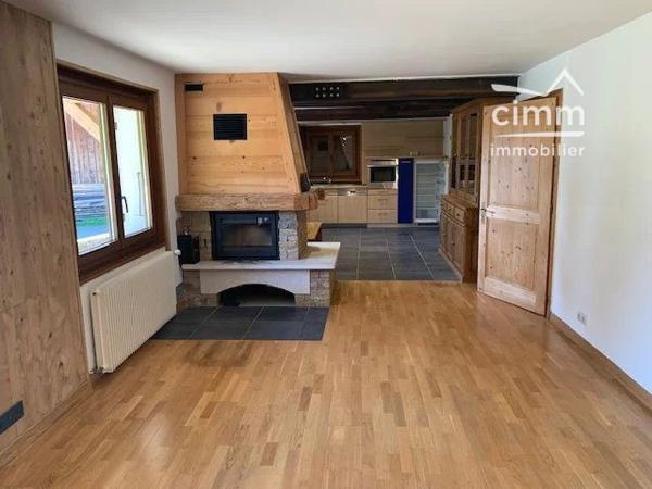 Nous vous proposons à la location, une maison individuelle d'environ 121m² sur les hauteurs de SALLANCHES.