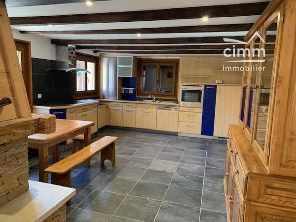 Nous vous proposons à la location, une maison individuelle d'environ 121m² sur les hauteurs de SALLANCHES.