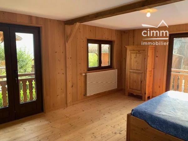 Nous vous proposons à la location, une maison individuelle d'environ 121m² sur les hauteurs de SALLANCHES.