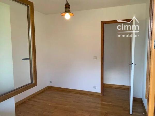 Nous vous proposons à la location, une maison individuelle d'environ 121m² sur les hauteurs de SALLANCHES.