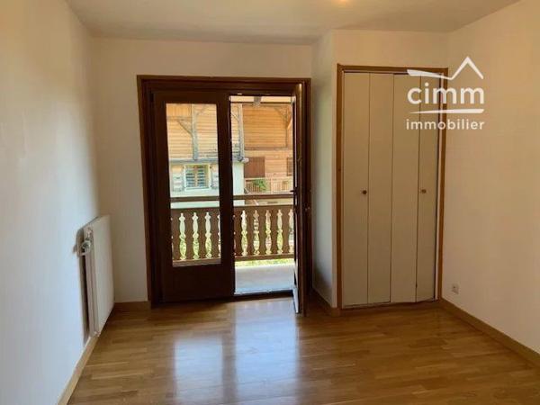 Nous vous proposons à la location, une maison individuelle d'environ 121m² sur les hauteurs de SALLANCHES.