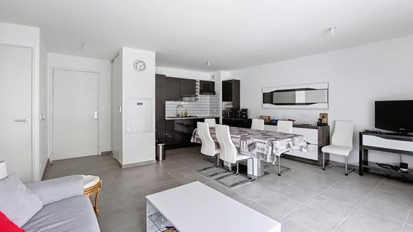 FREJUS T3 TERRASSE PISCINE GARAGE DOUBLE PARKING