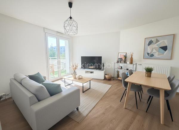 Situé à Rennes à proximité de la nouvelle Préfecture, découvrez cet agréable appartement 3 pièces de 64 m², situé dans une résidence construite en 2018 (sous décennale).

L’appartement se compose de :

Une entrée
Un spacieux salon-séjour lumineux avec accès au balcon
Une cuisine aménagée et équipée
Une grande chambre avec placard
Une seconde chambre
Une salle de bains
Un WC indépendant
Un balcon exposé Sud, idéal pour profiter des beaux jours
Une place de parking
Chauffage via une chaudière gaz individuelle 

La résidence, récente et bien entretenue, offre un cadre de vie agréable dans un secteur recherché de Rennes.

Les atouts :
✔ 64 m²
✔ 2 chambres
✔ Balcon exposé Sud
✔ Cuisine aménagée et équipée
✔ Grande chambre avec placard
✔ WC séparé
✔ Résidence de 2015
✔ Place de parking
✔ Secteur La Bellangerais / nouvelle Préfecture
✔ Aucune procédure en cours

Un appartement fonctionnel et lumineux, idéal pour une résidence principale ou un investissement.

À découvrir sans tarder !