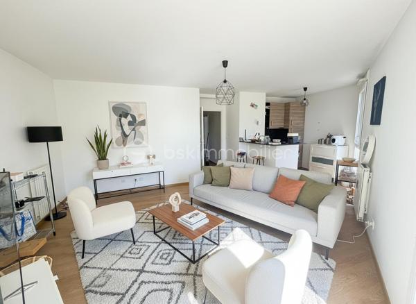 Situé à Rennes à proximité de la nouvelle Préfecture, découvrez cet agréable appartement 3 pièces de 64 m², situé dans une résidence construite en 2018 (sous décennale).

L’appartement se compose de :

Une entrée
Un spacieux salon-séjour lumineux avec accès au balcon
Une cuisine aménagée et équipée
Une grande chambre avec placard
Une seconde chambre
Une salle de bains
Un WC indépendant
Un balcon exposé Sud, idéal pour profiter des beaux jours
Une place de parking
Chauffage via une chaudière gaz individuelle 

La résidence, récente et bien entretenue, offre un cadre de vie agréable dans un secteur recherché de Rennes.

Les atouts :
✔ 64 m²
✔ 2 chambres
✔ Balcon exposé Sud
✔ Cuisine aménagée et équipée
✔ Grande chambre avec placard
✔ WC séparé
✔ Résidence de 2015
✔ Place de parking
✔ Secteur La Bellangerais / nouvelle Préfecture
✔ Aucune procédure en cours

Un appartement fonctionnel et lumineux, idéal pour une résidence principale ou un investissement.

À découvrir sans tarder !