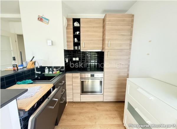 Situé à Rennes à proximité de la nouvelle Préfecture, découvrez cet agréable appartement 3 pièces de 64 m², situé dans une résidence construite en 2018 (sous décennale).

L’appartement se compose de :

Une entrée
Un spacieux salon-séjour lumineux avec accès au balcon
Une cuisine aménagée et équipée
Une grande chambre avec placard
Une seconde chambre
Une salle de bains
Un WC indépendant
Un balcon exposé Sud, idéal pour profiter des beaux jours
Une place de parking
Chauffage via une chaudière gaz individuelle 

La résidence, récente et bien entretenue, offre un cadre de vie agréable dans un secteur recherché de Rennes.

Les atouts :
✔ 64 m²
✔ 2 chambres
✔ Balcon exposé Sud
✔ Cuisine aménagée et équipée
✔ Grande chambre avec placard
✔ WC séparé
✔ Résidence de 2015
✔ Place de parking
✔ Secteur La Bellangerais / nouvelle Préfecture
✔ Aucune procédure en cours

Un appartement fonctionnel et lumineux, idéal pour une résidence principale ou un investissement.

À découvrir sans tarder !