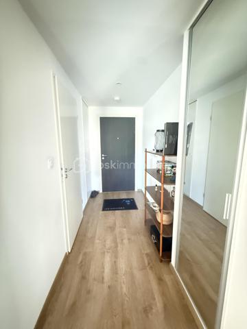 Situé à Rennes à proximité de la nouvelle Préfecture, découvrez cet agréable appartement 3 pièces de 64 m², situé dans une résidence construite en 2018 (sous décennale).

L’appartement se compose de :

Une entrée
Un spacieux salon-séjour lumineux avec accès au balcon
Une cuisine aménagée et équipée
Une grande chambre avec placard
Une seconde chambre
Une salle de bains
Un WC indépendant
Un balcon exposé Sud, idéal pour profiter des beaux jours
Une place de parking
Chauffage via une chaudière gaz individuelle 

La résidence, récente et bien entretenue, offre un cadre de vie agréable dans un secteur recherché de Rennes.

Les atouts :
✔ 64 m²
✔ 2 chambres
✔ Balcon exposé Sud
✔ Cuisine aménagée et équipée
✔ Grande chambre avec placard
✔ WC séparé
✔ Résidence de 2015
✔ Place de parking
✔ Secteur La Bellangerais / nouvelle Préfecture
✔ Aucune procédure en cours

Un appartement fonctionnel et lumineux, idéal pour une résidence principale ou un investissement.

À découvrir sans tarder !