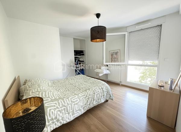 Situé à Rennes à proximité de la nouvelle Préfecture, découvrez cet agréable appartement 3 pièces de 64 m², situé dans une résidence construite en 2018 (sous décennale).

L’appartement se compose de :

Une entrée
Un spacieux salon-séjour lumineux avec accès au balcon
Une cuisine aménagée et équipée
Une grande chambre avec placard
Une seconde chambre
Une salle de bains
Un WC indépendant
Un balcon exposé Sud, idéal pour profiter des beaux jours
Une place de parking
Chauffage via une chaudière gaz individuelle 

La résidence, récente et bien entretenue, offre un cadre de vie agréable dans un secteur recherché de Rennes.

Les atouts :
✔ 64 m²
✔ 2 chambres
✔ Balcon exposé Sud
✔ Cuisine aménagée et équipée
✔ Grande chambre avec placard
✔ WC séparé
✔ Résidence de 2015
✔ Place de parking
✔ Secteur La Bellangerais / nouvelle Préfecture
✔ Aucune procédure en cours

Un appartement fonctionnel et lumineux, idéal pour une résidence principale ou un investissement.

À découvrir sans tarder !