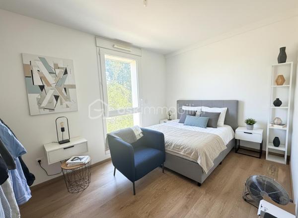 Situé à Rennes à proximité de la nouvelle Préfecture, découvrez cet agréable appartement 3 pièces de 64 m², situé dans une résidence construite en 2018 (sous décennale).

L’appartement se compose de :

Une entrée
Un spacieux salon-séjour lumineux avec accès au balcon
Une cuisine aménagée et équipée
Une grande chambre avec placard
Une seconde chambre
Une salle de bains
Un WC indépendant
Un balcon exposé Sud, idéal pour profiter des beaux jours
Une place de parking
Chauffage via une chaudière gaz individuelle 

La résidence, récente et bien entretenue, offre un cadre de vie agréable dans un secteur recherché de Rennes.

Les atouts :
✔ 64 m²
✔ 2 chambres
✔ Balcon exposé Sud
✔ Cuisine aménagée et équipée
✔ Grande chambre avec placard
✔ WC séparé
✔ Résidence de 2015
✔ Place de parking
✔ Secteur La Bellangerais / nouvelle Préfecture
✔ Aucune procédure en cours

Un appartement fonctionnel et lumineux, idéal pour une résidence principale ou un investissement.

À découvrir sans tarder !