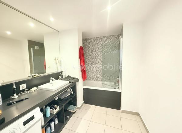 Situé à Rennes à proximité de la nouvelle Préfecture, découvrez cet agréable appartement 3 pièces de 64 m², situé dans une résidence construite en 2018 (sous décennale).

L’appartement se compose de :

Une entrée
Un spacieux salon-séjour lumineux avec accès au balcon
Une cuisine aménagée et équipée
Une grande chambre avec placard
Une seconde chambre
Une salle de bains
Un WC indépendant
Un balcon exposé Sud, idéal pour profiter des beaux jours
Une place de parking
Chauffage via une chaudière gaz individuelle 

La résidence, récente et bien entretenue, offre un cadre de vie agréable dans un secteur recherché de Rennes.

Les atouts :
✔ 64 m²
✔ 2 chambres
✔ Balcon exposé Sud
✔ Cuisine aménagée et équipée
✔ Grande chambre avec placard
✔ WC séparé
✔ Résidence de 2015
✔ Place de parking
✔ Secteur La Bellangerais / nouvelle Préfecture
✔ Aucune procédure en cours

Un appartement fonctionnel et lumineux, idéal pour une résidence principale ou un investissement.

À découvrir sans tarder !