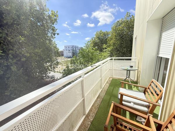 Situé à Rennes à proximité de la nouvelle Préfecture, découvrez cet agréable appartement 3 pièces de 64 m², situé dans une résidence construite en 2018 (sous décennale).

L’appartement se compose de :

Une entrée
Un spacieux salon-séjour lumineux avec accès au balcon
Une cuisine aménagée et équipée
Une grande chambre avec placard
Une seconde chambre
Une salle de bains
Un WC indépendant
Un balcon exposé Sud, idéal pour profiter des beaux jours
Une place de parking
Chauffage via une chaudière gaz individuelle 

La résidence, récente et bien entretenue, offre un cadre de vie agréable dans un secteur recherché de Rennes.

Les atouts :
✔ 64 m²
✔ 2 chambres
✔ Balcon exposé Sud
✔ Cuisine aménagée et équipée
✔ Grande chambre avec placard
✔ WC séparé
✔ Résidence de 2015
✔ Place de parking
✔ Secteur La Bellangerais / nouvelle Préfecture
✔ Aucune procédure en cours

Un appartement fonctionnel et lumineux, idéal pour une résidence principale ou un investissement.

À découvrir sans tarder !