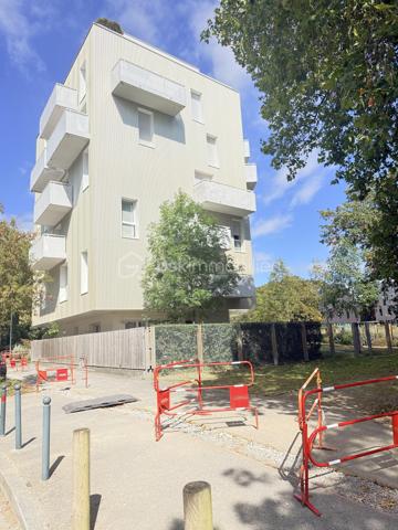 Situé à Rennes à proximité de la nouvelle Préfecture, découvrez cet agréable appartement 3 pièces de 64 m², situé dans une résidence construite en 2018 (sous décennale).

L’appartement se compose de :

Une entrée
Un spacieux salon-séjour lumineux avec accès au balcon
Une cuisine aménagée et équipée
Une grande chambre avec placard
Une seconde chambre
Une salle de bains
Un WC indépendant
Un balcon exposé Sud, idéal pour profiter des beaux jours
Une place de parking
Chauffage via une chaudière gaz individuelle 

La résidence, récente et bien entretenue, offre un cadre de vie agréable dans un secteur recherché de Rennes.

Les atouts :
✔ 64 m²
✔ 2 chambres
✔ Balcon exposé Sud
✔ Cuisine aménagée et équipée
✔ Grande chambre avec placard
✔ WC séparé
✔ Résidence de 2015
✔ Place de parking
✔ Secteur La Bellangerais / nouvelle Préfecture
✔ Aucune procédure en cours

Un appartement fonctionnel et lumineux, idéal pour une résidence principale ou un investissement.

À découvrir sans tarder !