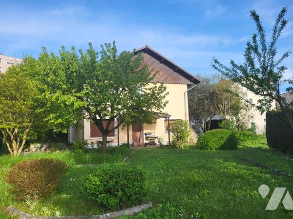 A TASSIN-LA-DEMI-LUNE (Rhône), une maison d'habitation élevée sur deux niveaux avec terrain attenant