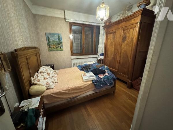 A TASSIN-LA-DEMI-LUNE (Rhône), une maison d'habitation élevée sur deux niveaux avec terrain attenant