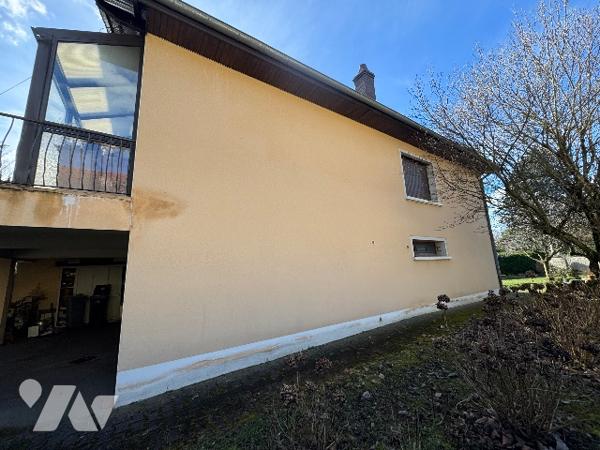 A TASSIN-LA-DEMI-LUNE (Rhône), une maison d'habitation élevée sur deux niveaux avec terrain attenant