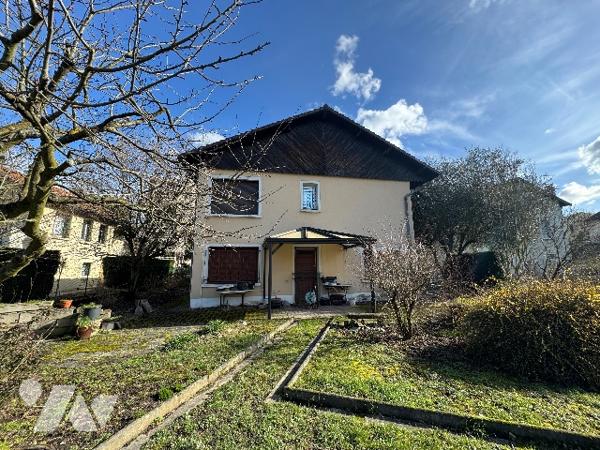 A TASSIN-LA-DEMI-LUNE (Rhône), une maison d'habitation élevée sur deux niveaux avec terrain attenant