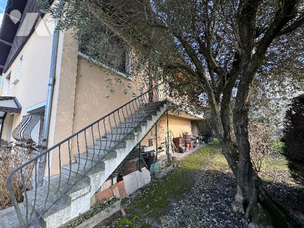 A TASSIN-LA-DEMI-LUNE (Rhône), une maison d'habitation élevée sur deux niveaux avec terrain attenant