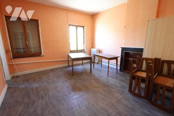 Immeuble idéalement situé, immeuble avec fort potentiel – Idéal investisseur ou maison familiale.
