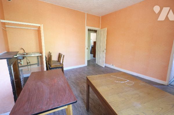Immeuble idéalement situé, immeuble avec fort potentiel – Idéal investisseur ou maison familiale.