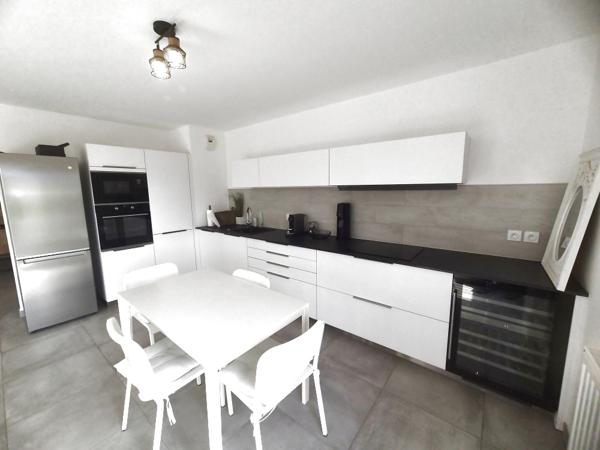 Bel appartement de type 3 de standing avec terrasse et garage