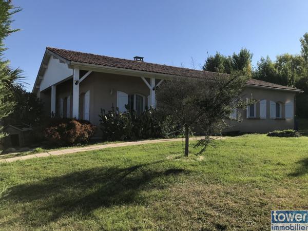 A 10 mm d'Agen centre, pavillon de plain-pied de 120m² avec piscine, terrasse 75m², terrain clos de 6390m²