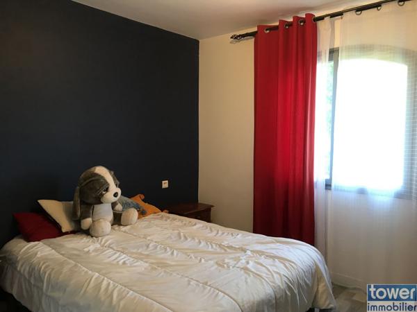 A 10 mm d'Agen centre, pavillon de plain-pied de 120m² avec piscine, terrasse 75m², terrain clos de 6390m²