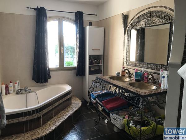 A 10 mm d'Agen centre, pavillon de plain-pied de 120m² avec piscine, terrasse 75m², terrain clos de 6390m²