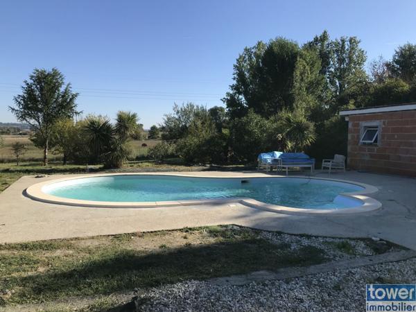 A 10 mm d'Agen centre, pavillon de plain-pied de 120m² avec piscine, terrasse 75m², terrain clos de 6390m²