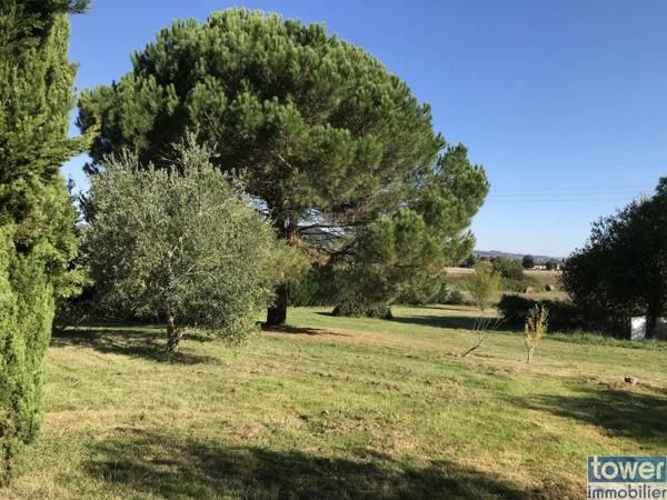 A 10 mm d'Agen centre, pavillon de plain-pied de 120m² avec piscine, terrasse 75m², terrain clos de 6390m²