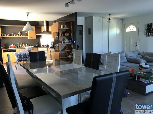 A 10 mm d'Agen centre, pavillon de plain-pied de 120m² avec piscine, terrasse 75m², terrain clos de 6390m²