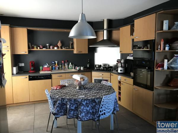 A 10 mm d'Agen centre, pavillon de plain-pied de 120m² avec piscine, terrasse 75m², terrain clos de 6390m²