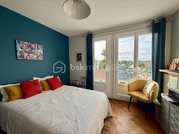 NOUVEAUTÉ / NANTES / EXCLUSIVITÉ

À proximité des commerces, bus, tramway et du parc de la Gaudinière, découvrez ce T4 traversant et très lumineux, situé au 4ᵉ et dernier étage sans ascenseur, avec une agréable vue dégagée sur le parc.

Il se compose d’une grande entrée avec de nombreux rangements, d’un salon et d’un séjour distincts aux beaux parquets parfaitement entretenus, de deux chambres, avec la possibilité de transformer le séjour en troisième chambre.

Une cuisine séparée aménagée, un cellier/buanderie, une salle de bains et des WC indépendants complètent l’ensemble.

Vous apprécierez également ses deux balcons, l’absence de voisin au-dessus, sa cave et sa place de stationnement sécurisée.
Une visite s'impose !