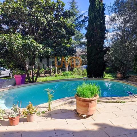 Maison proche centre ville grands espaces et piscine chauffée