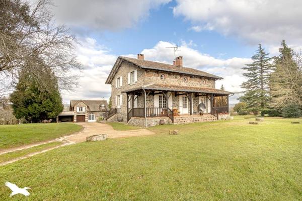 Maison à vendre 350 000 € Chabanais 12 p 247 m² DPE E