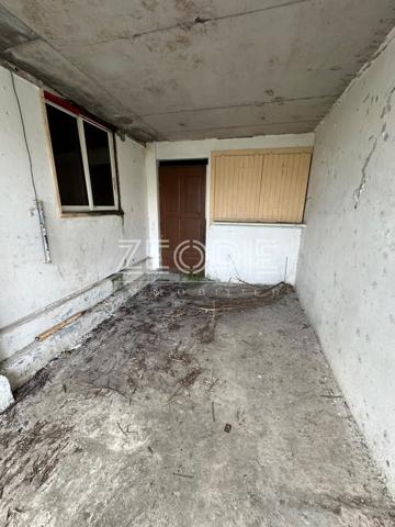 Villa mitoyenne en bois à rénover de 79m² environ comprenant 2 chambres sur un terrain de 144m².