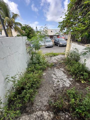 Villa mitoyenne en bois à rénover de 79m² environ comprenant 2 chambres sur un terrain de 144m².