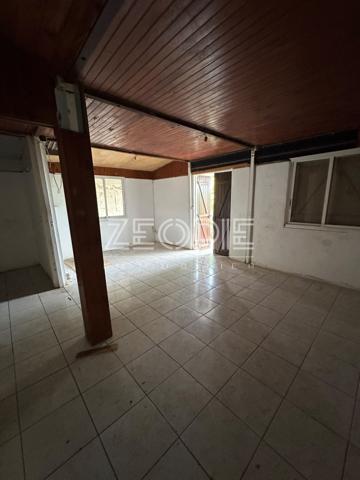 Villa mitoyenne en bois à rénover de 79m² environ comprenant 2 chambres sur un terrain de 144m².