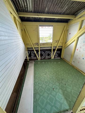Villa mitoyenne en bois à rénover de 79m² environ comprenant 2 chambres sur un terrain de 144m².