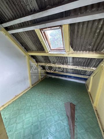 Villa mitoyenne en bois à rénover de 79m² environ comprenant 2 chambres sur un terrain de 144m².
