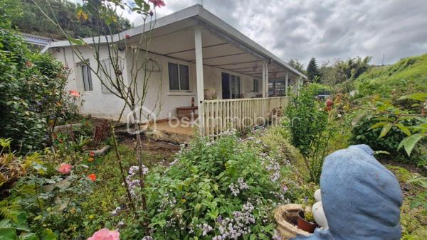 À environ 650 mètres d’altitude, dans un environnement calme à Mont vert les hauts, sur les hauteurs de Saint-Pierre, découvrez cette maison d’environ 125 m² habitables, située en fond d’impasse dans un petit secteur composé d’environ six habitations.
Édifiée sur une parcelle bornée d’environ 275 m², cette maison offre de beaux volumes et un cadre de vie paisible.
Elle se compose de :
Un salon / salle à manger avec cheminée
Une cuisine à aménager
Deux chambres
Une salle de bain
Un WC indépendant
Une grande véranda
Une pièce attenante d’environ 25 m² offrant de nombreuses possibilités d’aménagement
La maison dispose également d’une installation photovoltaïque permettant une valorisation de la production électrique (environ 1 500 € par an selon les conditions de production actuelles).
À l’extérieur : un petit jardin et un potentiel d’aménagement pour créer un espace de stationnement.
À savoir avant toute visite : Ce bien présente une situation particulière : il est implanté sur une parcelle comprenant une partie en zone agricole et une partie en zone naturelle. La construction a été réalisée sans permis de construire et ne permet pas un financement par emprunt bancaire classique. La vente s’adresse donc principalement à des acquéreurs disposant d’un financement personnel. Un plan de bornage est disponible.