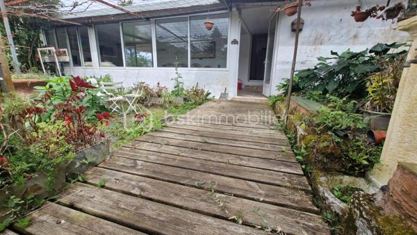 À environ 650 mètres d’altitude, dans un environnement calme à Mont vert les hauts, sur les hauteurs de Saint-Pierre, découvrez cette maison d’environ 125 m² habitables, située en fond d’impasse dans un petit secteur composé d’environ six habitations.
Édifiée sur une parcelle bornée d’environ 275 m², cette maison offre de beaux volumes et un cadre de vie paisible.
Elle se compose de :
Un salon / salle à manger avec cheminée
Une cuisine à aménager
Deux chambres
Une salle de bain
Un WC indépendant
Une grande véranda
Une pièce attenante d’environ 25 m² offrant de nombreuses possibilités d’aménagement
La maison dispose également d’une installation photovoltaïque permettant une valorisation de la production électrique (environ 1 500 € par an selon les conditions de production actuelles).
À l’extérieur : un petit jardin et un potentiel d’aménagement pour créer un espace de stationnement.
À savoir avant toute visite : Ce bien présente une situation particulière : il est implanté sur une parcelle comprenant une partie en zone agricole et une partie en zone naturelle. La construction a été réalisée sans permis de construire et ne permet pas un financement par emprunt bancaire classique. La vente s’adresse donc principalement à des acquéreurs disposant d’un financement personnel. Un plan de bornage est disponible.