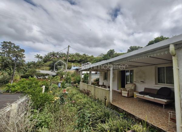 À environ 650 mètres d’altitude, dans un environnement calme à Mont vert les hauts, sur les hauteurs de Saint-Pierre, découvrez cette maison d’environ 125 m² habitables, située en fond d’impasse dans un petit secteur composé d’environ six habitations.
Édifiée sur une parcelle bornée d’environ 275 m², cette maison offre de beaux volumes et un cadre de vie paisible.
Elle se compose de :
Un salon / salle à manger avec cheminée
Une cuisine à aménager
Deux chambres
Une salle de bain
Un WC indépendant
Une grande véranda
Une pièce attenante d’environ 25 m² offrant de nombreuses possibilités d’aménagement
La maison dispose également d’une installation photovoltaïque permettant une valorisation de la production électrique (environ 1 500 € par an selon les conditions de production actuelles).
À l’extérieur : un petit jardin et un potentiel d’aménagement pour créer un espace de stationnement.
À savoir avant toute visite : Ce bien présente une situation particulière : il est implanté sur une parcelle comprenant une partie en zone agricole et une partie en zone naturelle. La construction a été réalisée sans permis de construire et ne permet pas un financement par emprunt bancaire classique. La vente s’adresse donc principalement à des acquéreurs disposant d’un financement personnel. Un plan de bornage est disponible.