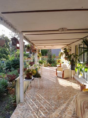 À environ 650 mètres d’altitude, dans un environnement calme à Mont vert les hauts, sur les hauteurs de Saint-Pierre, découvrez cette maison d’environ 125 m² habitables, située en fond d’impasse dans un petit secteur composé d’environ six habitations.
Édifiée sur une parcelle bornée d’environ 275 m², cette maison offre de beaux volumes et un cadre de vie paisible.
Elle se compose de :
Un salon / salle à manger avec cheminée
Une cuisine à aménager
Deux chambres
Une salle de bain
Un WC indépendant
Une grande véranda
Une pièce attenante d’environ 25 m² offrant de nombreuses possibilités d’aménagement
La maison dispose également d’une installation photovoltaïque permettant une valorisation de la production électrique (environ 1 500 € par an selon les conditions de production actuelles).
À l’extérieur : un petit jardin et un potentiel d’aménagement pour créer un espace de stationnement.
À savoir avant toute visite : Ce bien présente une situation particulière : il est implanté sur une parcelle comprenant une partie en zone agricole et une partie en zone naturelle. La construction a été réalisée sans permis de construire et ne permet pas un financement par emprunt bancaire classique. La vente s’adresse donc principalement à des acquéreurs disposant d’un financement personnel. Un plan de bornage est disponible.